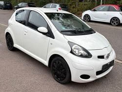 Weiß Gebraucht 2010 Toyota Aygo Cool Kleinwagen | 3.499 € (Fairer Preis)