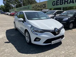 Weiß Gebraucht 2022 Renault Clio V Business Limousine | 14.989 € (Fairer Preis)