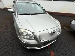 Silber Gebraucht 2002 Toyota Avensis Kombi | 1.549 €