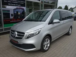 Reflexsilber Gebraucht 2022 Mercedes V220 Edition Van / Kleinbus | 43.700 € (Guter Preis)