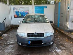 Silber Gebraucht 2000 Skoda Fabia Comfort Limousine | 800 € (Guter Preis)