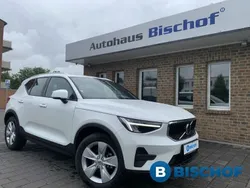 Weiß Gebraucht 2023 Volvo XC40 Core SUV | 31.390 € (Fairer Preis)