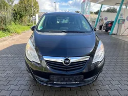 Schwarz Gebraucht 2011 Opel Meriva Design Edition Van / Kleinbus | 2.999 € (Teuer)