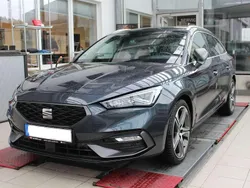 Grau ("magnetic tech") grau (stoff) Gebraucht 2022 Seat Leon FR Kombi | 21.990 € (Fairer Preis)
