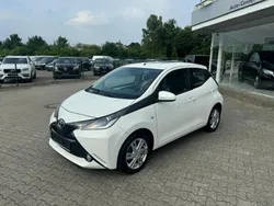 Weiß Gebraucht 2017 Toyota Aygo X-play Kleinwagen | 6.995 € (Fairer Preis)