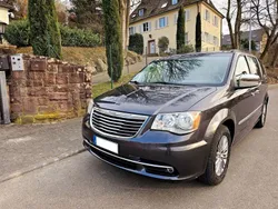 Braun Gebraucht 2015 Chrysler Town & Country Van / Kleinbus | 15.900 €