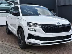 Moonweiss metallic Neu 2025 Skoda Karoq SportLine SUV | 41.500 € (Teuer)