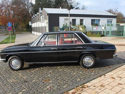 Schwarz Gebraucht 1974 Mercedes 220 Limousine | 19.950 €