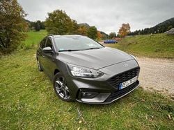 Grau Gebraucht 2020 Ford Focus ST-Line Limousine | 16.300 € (Fairer Preis)