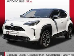 Weiß Gebraucht 2023 Toyota Yaris Hybrid Elegant Limousine | 28.989 €