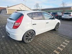 Weiß Gebraucht 2010 Hyundai i30 Limousine | 2.200 €