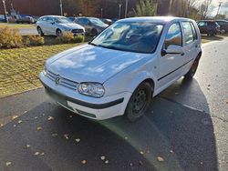 Weiß Gebraucht 2002 VW Golf IV Kleinwagen | 2.200 € (Guter Preis)