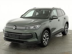 Cipressino grün metallic Neu 2025 VW Tiguan Life SUV | 48.495 € (Superpreis)