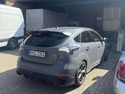 Grau Gebraucht 2017 Ford Focus ST Limousine | 13.500 € (Fairer Preis)