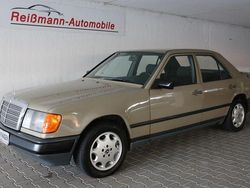 Beige Gebraucht 1988 Mercedes E200 Limousine | 3.980 €