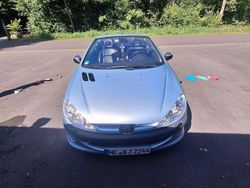 Silber Gebraucht 2002 Peugeot 206 CC Platinum Cabrio | 2.990 € (Etwas zu teuer)