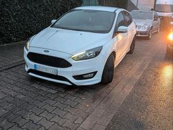 Weiß Gebraucht 2016 Ford Focus ST-Line Limousine | 4.500 €