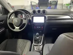 Farbe: rot Neu 2025 Suzuki Vitara Comfort+ SUV | 26.488 € (Fairer Preis)