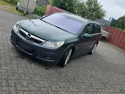 Grün Gebraucht 2005 Opel Vectra Kombi | 1.590 €