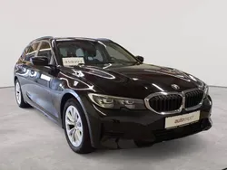 Saphirschwarz metallic Gebraucht 2022 BMW 318 Advantage Kombi | 24.290 € (Guter Preis)