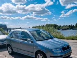 Grau Gebraucht 2001 Skoda Fabia Limousine | 2.700 €