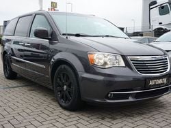 Grau Gebraucht 2016 Chrysler Town & Country Van / Kleinbus | 16.900 €