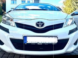 Weiß Gebraucht 2014 Toyota Yaris Cool Limousine | 6.250 € (Guter Preis)