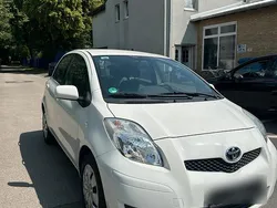 Weiß Gebraucht 2009 Toyota Yaris Cool Limousine | 3.450 € (Guter Preis)