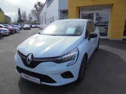 Weiß Gebraucht 2023 Renault Clio V Evolution Limousine | 15.888 € (Etwas zu teuer)