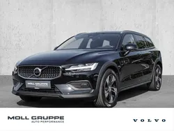Black solid ´stone´ / solid Gebraucht 2023 Volvo V60 CC Plus Kombi | 33.940 € (Superpreis)