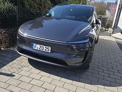 Grau Gebraucht 2025 Tesla Model Y SUV | 52.500 €