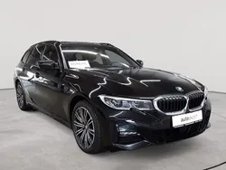 Saphirschwarz metallic Gebraucht 2021 BMW 330e M Sport Kombi | 28.290 € (Superpreis)