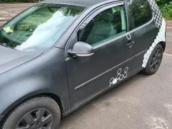 Schwarz Gebraucht 2005 VW Golf V Kleinwagen | 1.300 €