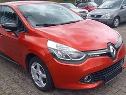 Rot Gebraucht 2015 Renault Clio IV Dynamique Limousine | 5.600 € (Fairer Preis)