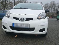 Weiß Gebraucht 2011 Toyota Aygo Kleinwagen | 3.299 € (Fairer Preis)