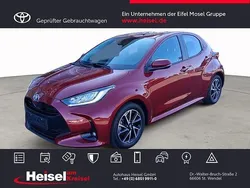 Tokiorot perleffekt Gebraucht 2021 Toyota Yaris Hybrid Basis Limousine | 17.990 € (Fairer Preis)