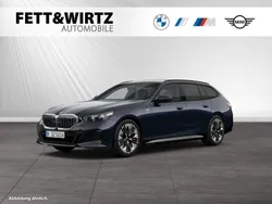 Carbonschwarz metallic Gebraucht 2024 BMW 520 M Sport Kombi | 52.899 € (Superpreis)