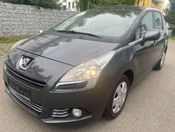 Grau Gebraucht 2010 Peugeot 5008 Premium Van / Kleinbus | 3.999 € (Fairer Preis)
