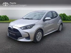 Shimmering silver metallic Gebraucht 2023 Toyota Yaris Basis | 15.870 € (Fairer Preis)