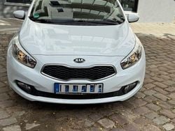 Weiß Gebraucht 2014 Kia Ceed Attract Limousine | 7.700 € (Fairer Preis)