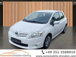 Weiß super white solid Gebraucht 2011 Toyota Auris Life Limousine | 5.880 € (Etwas zu teuer)