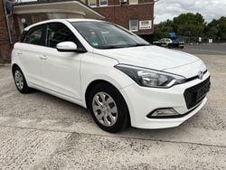 Weiß Gebraucht 2016 Hyundai i20 GO! Limousine | 7.990 € (Guter Preis)