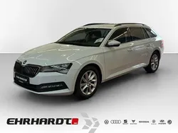 Weiß Gebraucht 2023 Skoda Superb Ambition Kombi | 33.990 € (Fairer Preis)