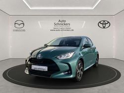 Gruen Neu 2025 Toyota Yaris Hybrid Comfort Limousine | 29.430 € (Teuer)