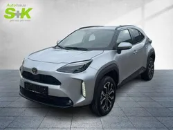 Shimmering silver metallic (silber) Neu 2025 Toyota Yaris Hybrid Kleinwagen | 32.240 € (Teuer)