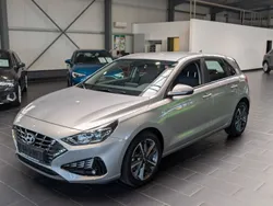 Silber Gebraucht 2023 Hyundai i30 Trend Limousine | 16.900 € (Fairer Preis)