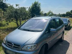 Grau Gebraucht 2005 Opel Zafira Van / Kleinbus | 1.900 €