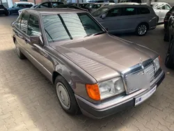 Violet Gebraucht 1993 Mercedes E200 Limousine | 11.900 €