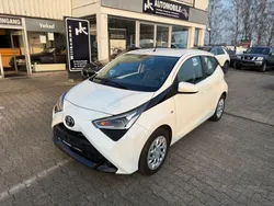 Weiß Gebraucht 2021 Toyota Aygo X-play Kleinwagen | 12.490 € (Fairer Preis)