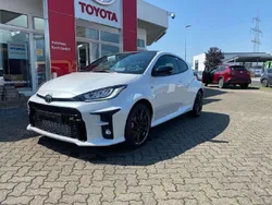 Platinumweiß perleffekt Neu 2024 Toyota Yaris Edition Limousine | 41.900 € (Fairer Preis)
